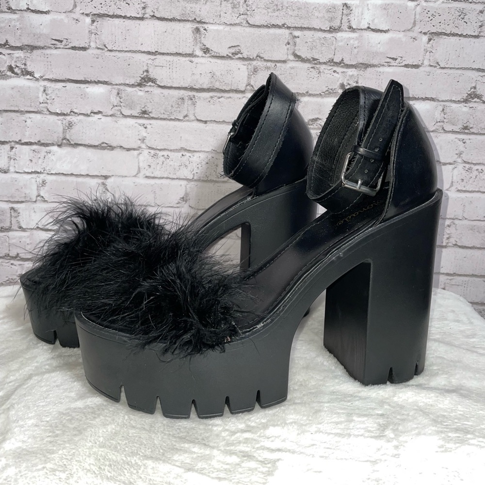 Lemonade Black Feathered Chunky Sandals Size 10